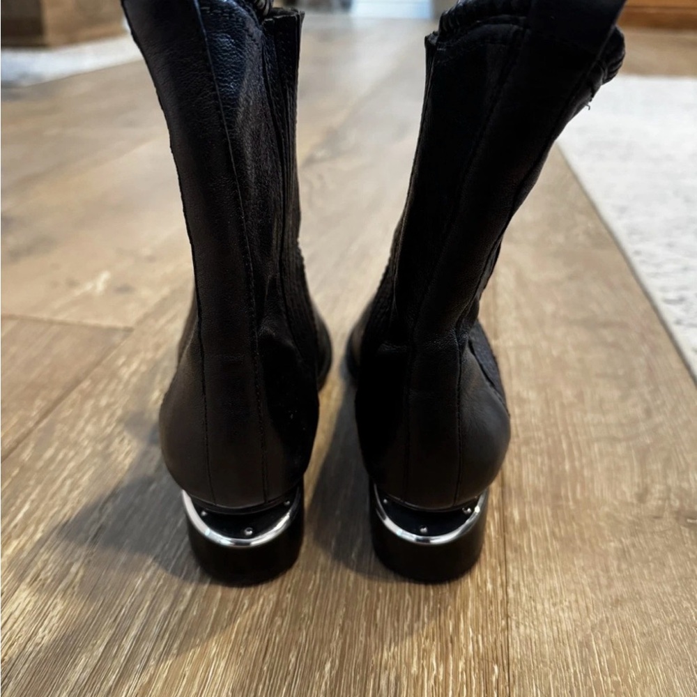 Alexander Wang Chelsea boots with silver cut out - Picture 2 of 3